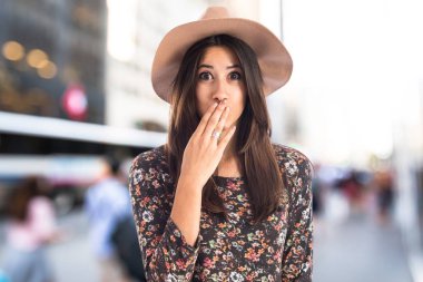 Kadının sürpriz bir jest yapması 