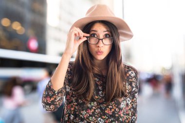 Sevimli kadın bir şeyler gösteriyor 