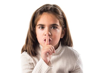 Esmer kız sessizlik jest yapma