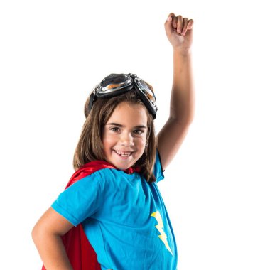 Sevimli küçük kız süper kahraman gibi giyinmiş