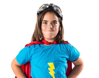 Sevimli küçük kız süper kahraman gibi giyinmiş