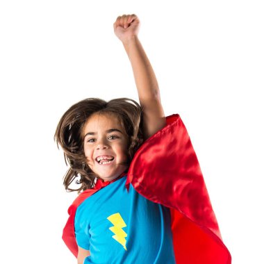 Sevimli küçük kız süper kahraman ve atlama gibi giyinmiş