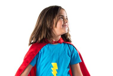 Sevimli küçük kız süper kahraman gibi giyinmiş