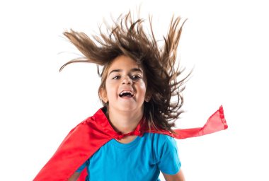 Sevimli küçük kız süper kahraman gibi giyinmiş