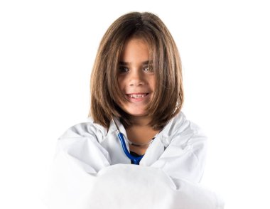 Doktor gibi giyinmiş küçük kız.