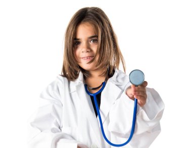 Doktor gibi giyinmiş küçük kız.