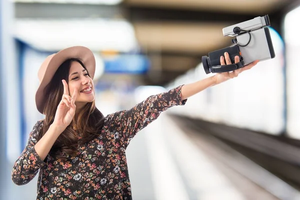 Mujer Con Cámara Vídeo Vintage —  Fotos de Stock