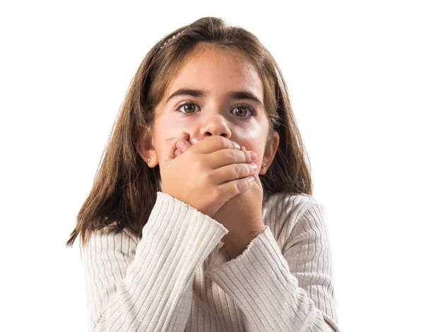 Liten Brunettjente Som Dekker Munnen – stockfoto