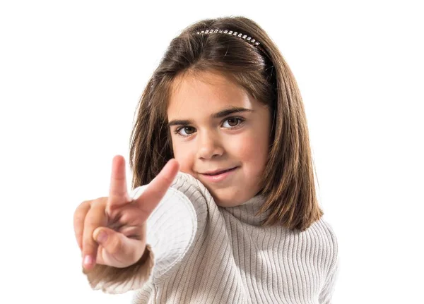 Μικρό Κορίτσι Μελαχρινή Νίκη Χειρονομία — Φωτογραφία Αρχείου