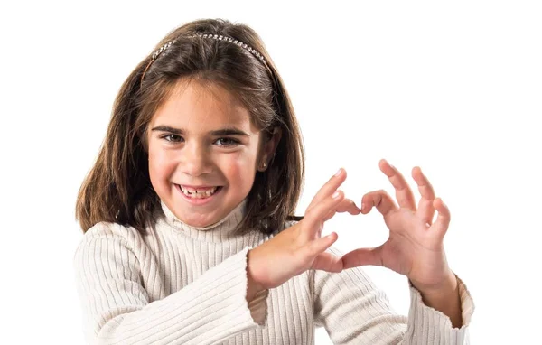 Niña Morena Haciendo Corazón Con Sus Manos — Foto de Stock