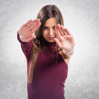 Genç kız dur işareti yapmak