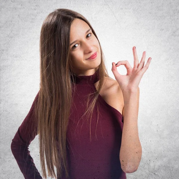 Joven Adolescente Chica Haciendo Signo — Foto de Stock