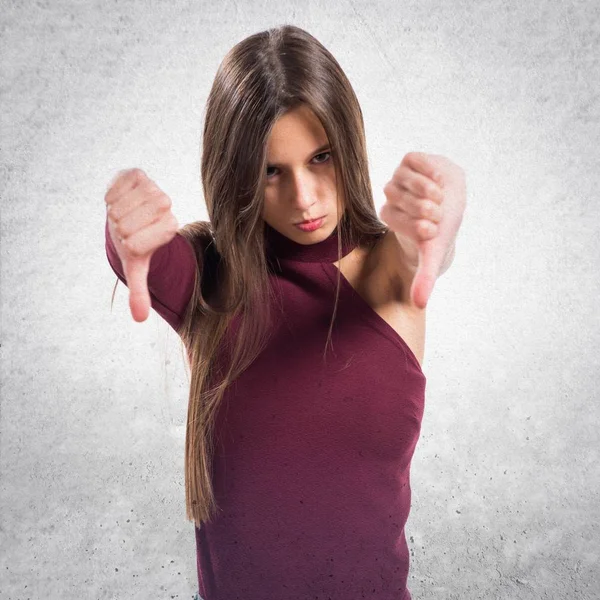 Mädchen Macht Schlechtes Signal — Stockfoto