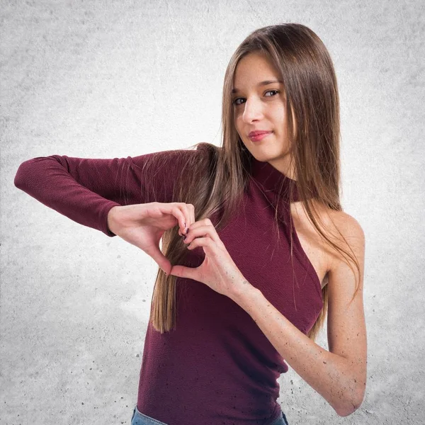 Kız elleri ile bir kalp yapma