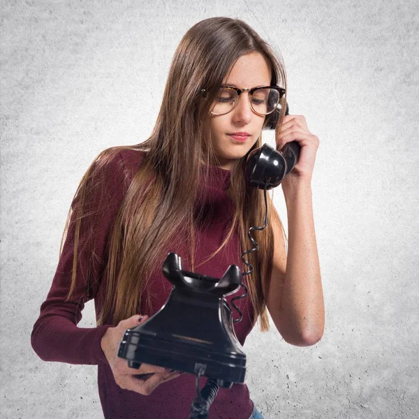 Jovem Adolescente Falando Com Telefone Vintage — Fotografia de Stock