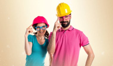 Kaç işçi kask ile renkli giysiler içinde