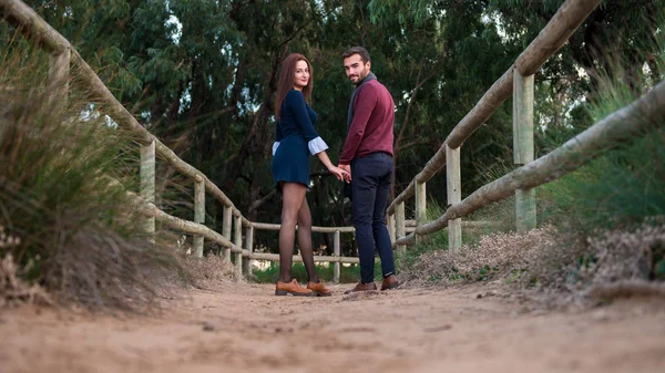 Jong Koppel Liefde Man Meisje Buiten — Stockfoto