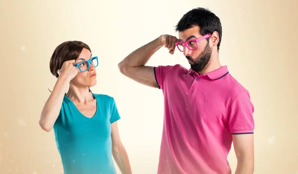 Para Kolorowe Ubrania Dokonywanie Szalony Gest — Zdjęcie stockowe