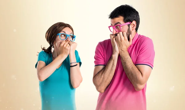 Frightened Couple Colorful Clothes — Stock Photo, Image