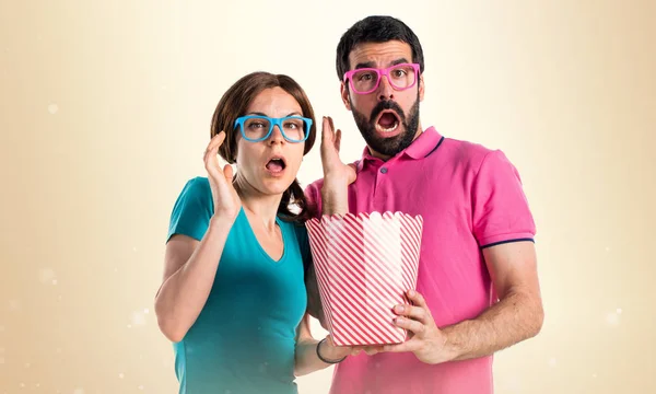 Para Kolorowe Ubrania Jedzenie Popcorns — Zdjęcie stockowe
