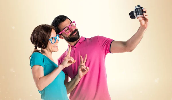 Coppia Abiti Colorati Fare Selfie — Foto Stock