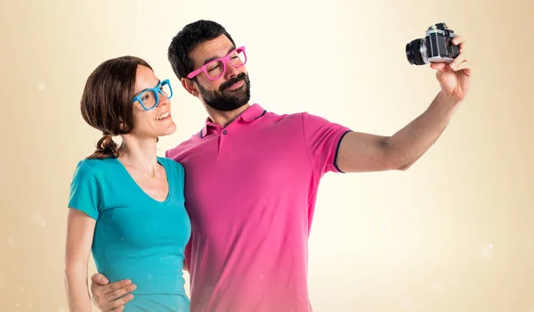 Coppia Abiti Colorati Fare Selfie — Foto Stock