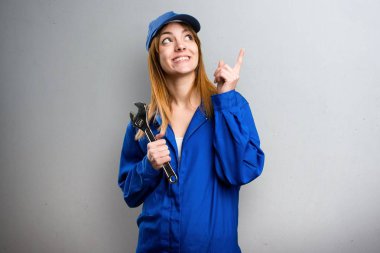 Gri arka plan üzerinde düşünme teslim kadın