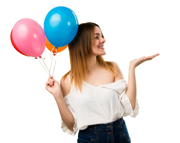 Hermosa Joven Sosteniendo Globo Sosteniendo Algo —  Fotos de Stock