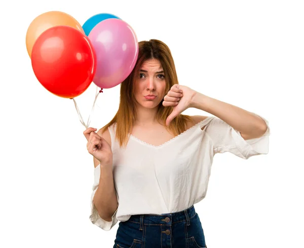 Menina Bonita Segurando Balão Fazendo Mau Sinal — Fotografia de Stock