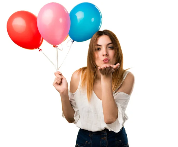 Bir Balon Tutan Bir Öpücük Göndermek Güzel Genç Kız — Stok fotoğraf