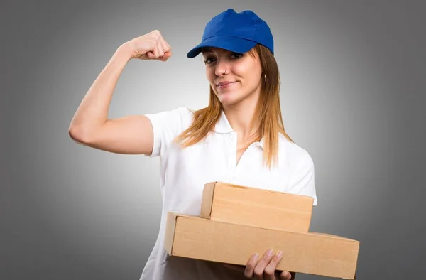 Mujer Parto Haciendo Gesto Fuerte Sobre Fondo Gris —  Fotos de Stock