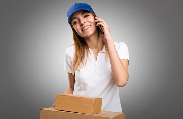 Delivery Woman Talking Mobile Grey Background — Stock Photo, Image