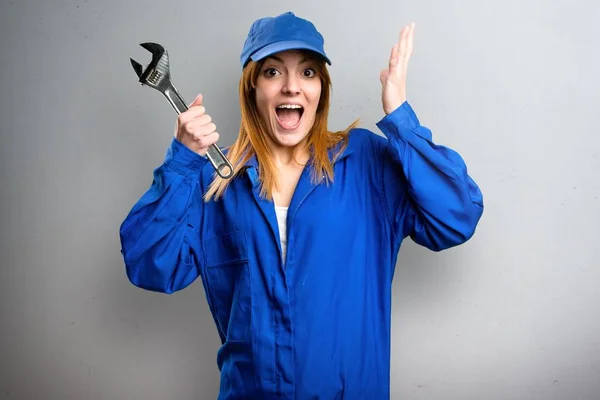 Entrega Mujer Haciendo Gesto Sorpresa Sobre Fondo Gris —  Fotos de Stock