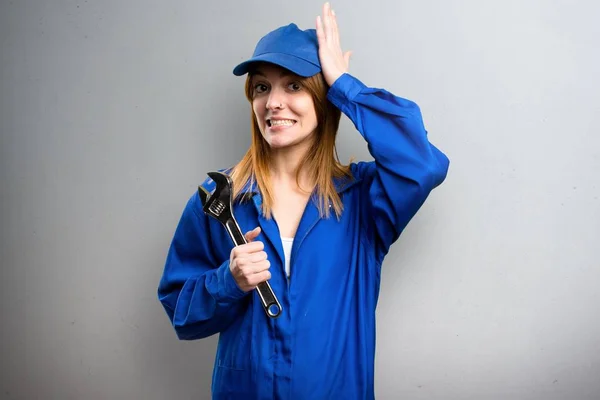 Delivery Woman Having Doubts Grey Background — Stock Photo, Image