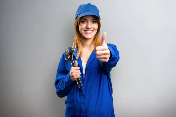 Levering Vrouw Met Duim Omhoog Grijze Achtergrond — Stockfoto