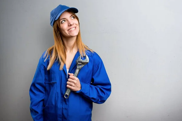 Consegna Donna Guardando Sfondo Grigio — Foto Stock