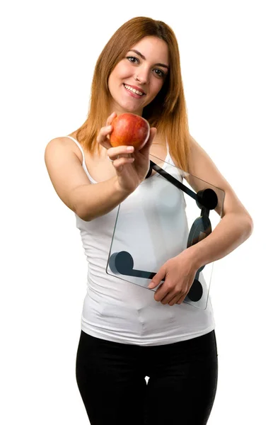 Schönes Junges Mädchen Mit Wiegemaschine Und Mit Einem Apfel — Stockfoto