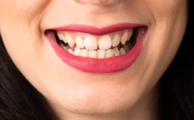 Makro - mutlu genç kadının dudakları yakından