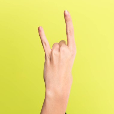 Kadın el rock jest yapma