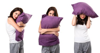 Güzel genç kız ile bir yastık kümesi