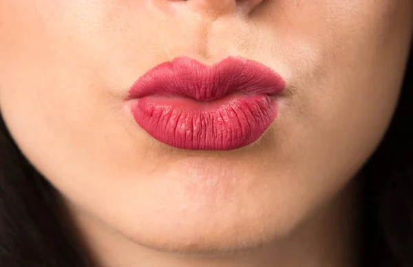 Macro Cierra Los Labios Una Joven Enviando Beso —  Fotos de Stock