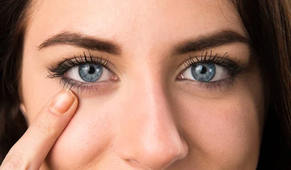マクロ 何かを示す女性の目のクローズ アップ — ストック写真