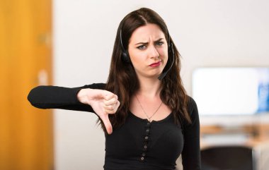 Telemarketer güzel genç kız ofiste kötü sinyal verme