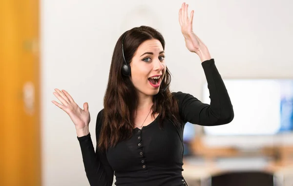 Telemarketer Hermosa Joven Haciendo Gesto Sorpresa Oficina —  Fotos de Stock