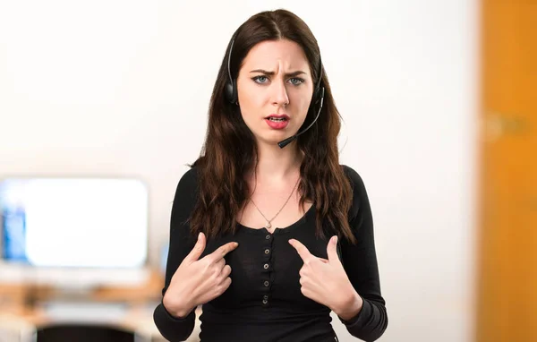 Telemarketer Menina Bonita Fazendo Gesto Surpresa Escritório — Fotografia de Stock