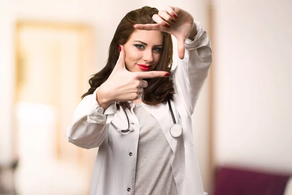 Ärztin Konzentriert Sich Mit Ihren Fingern Auf Unfokussierten Hintergrund — Stockfoto