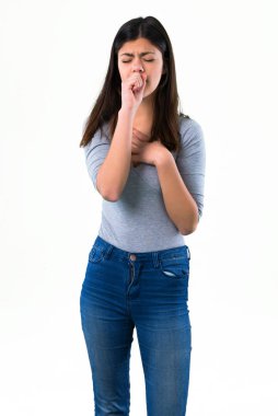 Genç kız ile öksürük acı ve kötü hissediyor