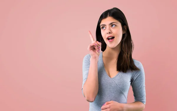 Teenager Mädchen Steht Und Denkt Eine Idee Auf Rosa Hintergrund — Stockfoto