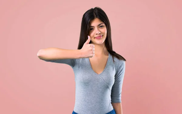 Adolescente Menina Dando Gesto Polegar Para Cima Sorrindo Fundo Rosa — Fotografia de Stock