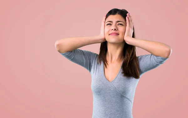 Adolescente Chica Cubriendo Ambos Oídos Con Las Manos Fondo Rosa — Foto de Stock